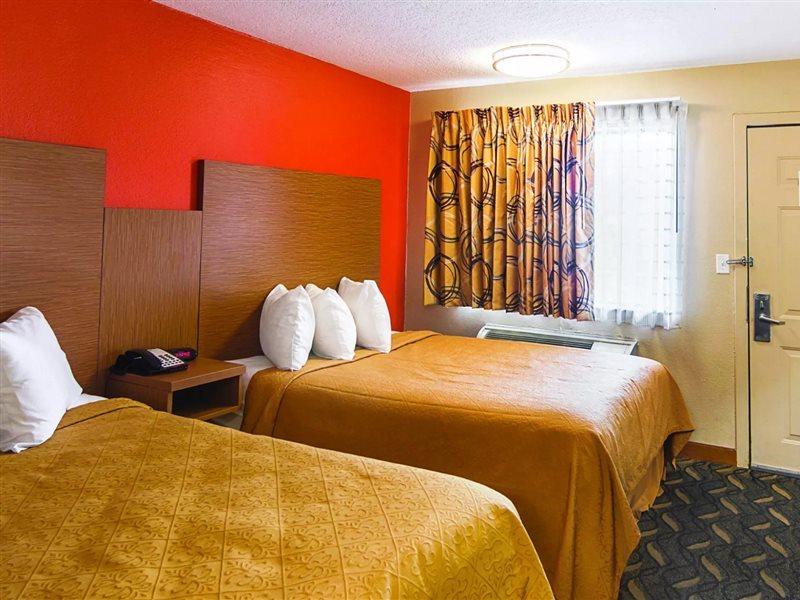 Days Inn & Suites By Wyndham Arlington Near Six Flags Exterior photo